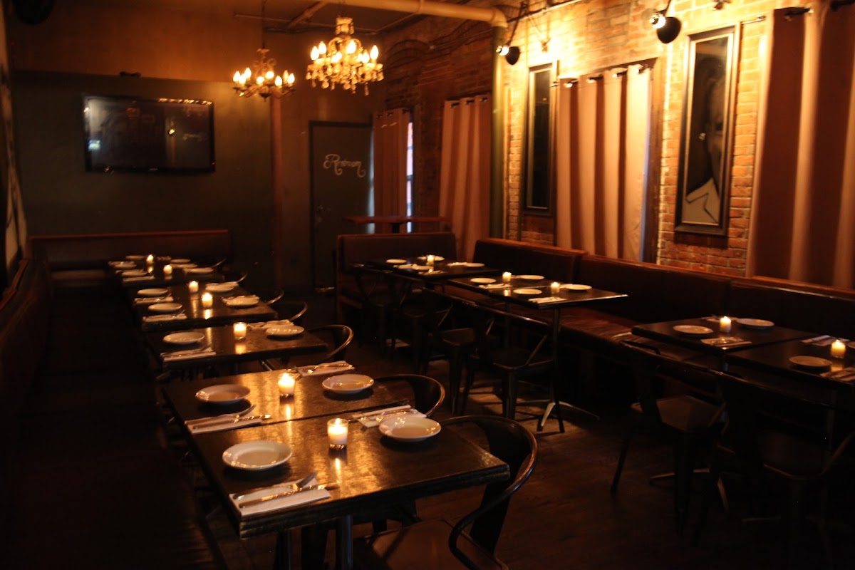 Charlies Bar & Kitchen — Restaurant
